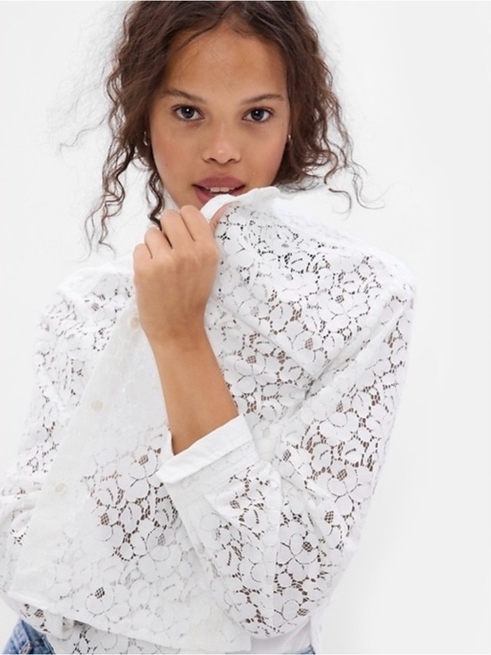 GAP Tops - GAP White Lace Cropped Button-Up Shirt Size Medium Size Medium